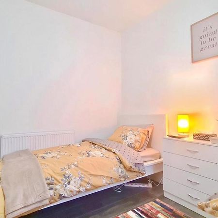 Deluxe Private Room In Manor Park London Exteriör bild