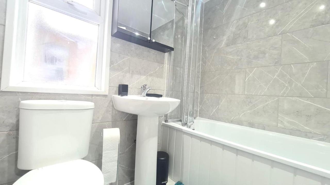 Deluxe Private Room In Manor Park London Exteriör bild