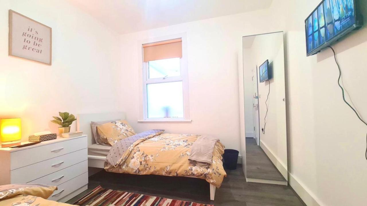 Deluxe Private Room In Manor Park London Exteriör bild