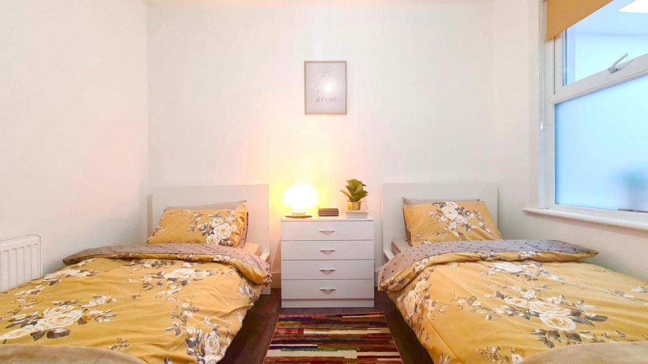 Deluxe Private Room In Manor Park London Exteriör bild